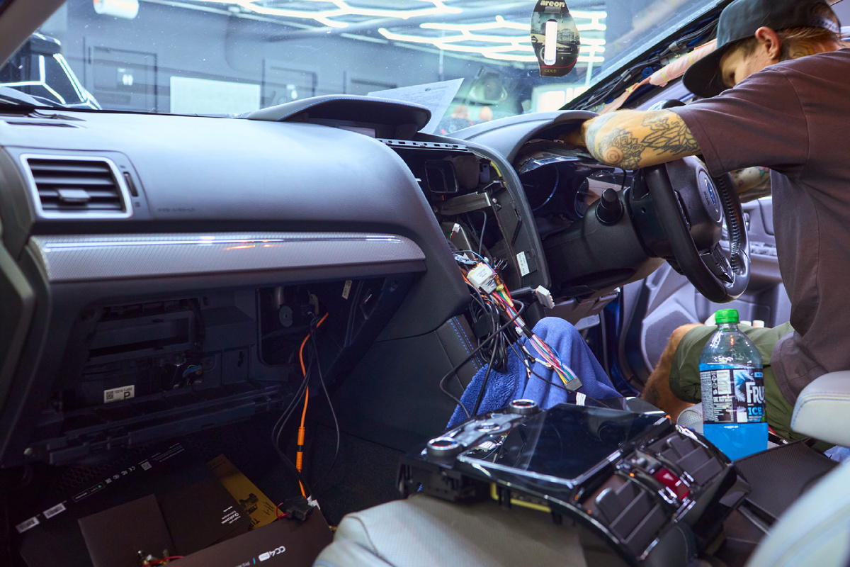 Источник фото: https://custom-heroes.ru/raboty/vid-uslugi/avtozvuk/subaru-levorg-i-ustanovka-multimedia-teyes-cc4-pro-s-kameroy-registratorom-i-mikrofonom/