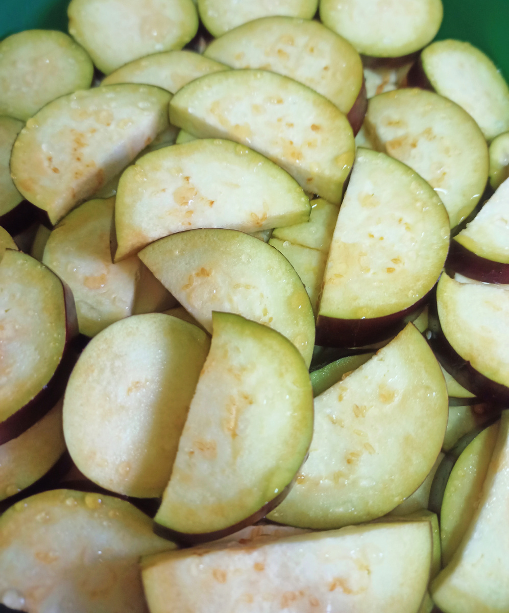 У меня были и мелкие и крупные баклажаны, поэтому частично целые кругляши, а частично половинки