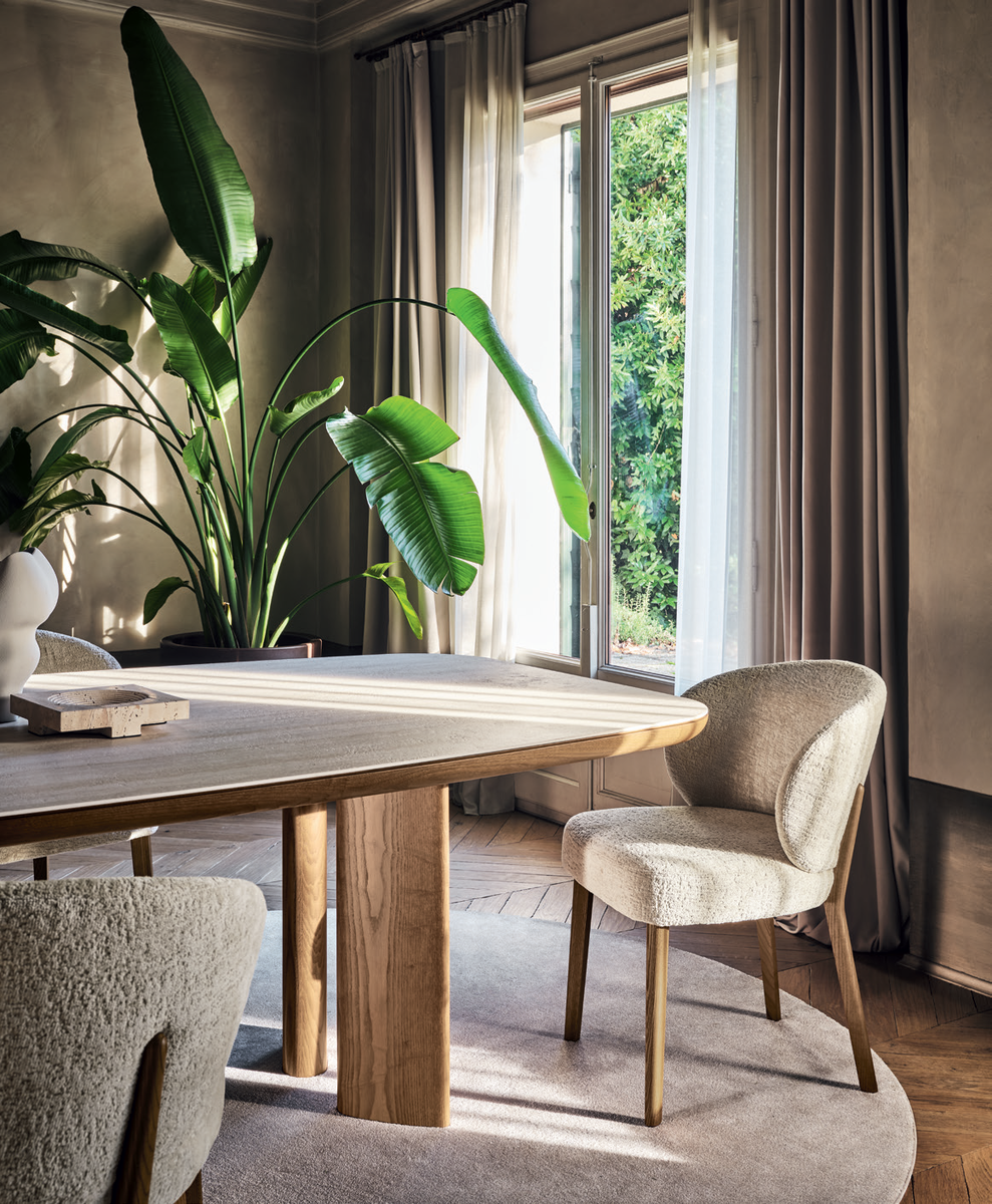 Стол Sandy с его элегантными линиями и обволакивающие стулья-кресла Mara от Calligaris созданы для долгих разговоров и теплых встреч.