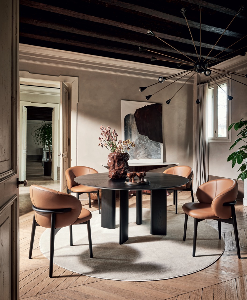 Круглый стол Sandy от Calligaris — идеальное решение для квадратных помещений или уютных кухонь-гостиных. Он визуально смягчает пространство и объединяет всех сидящих за ним.