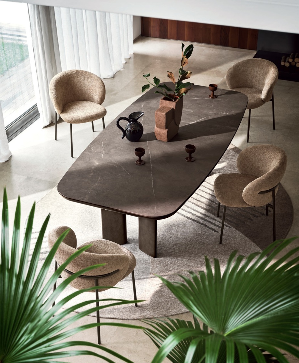 Для вытянутых пространств выбирайте овальную форму стола Sandy. Она сохраняет плавность линий, но позволяет с комфортом разместить больше гостей.