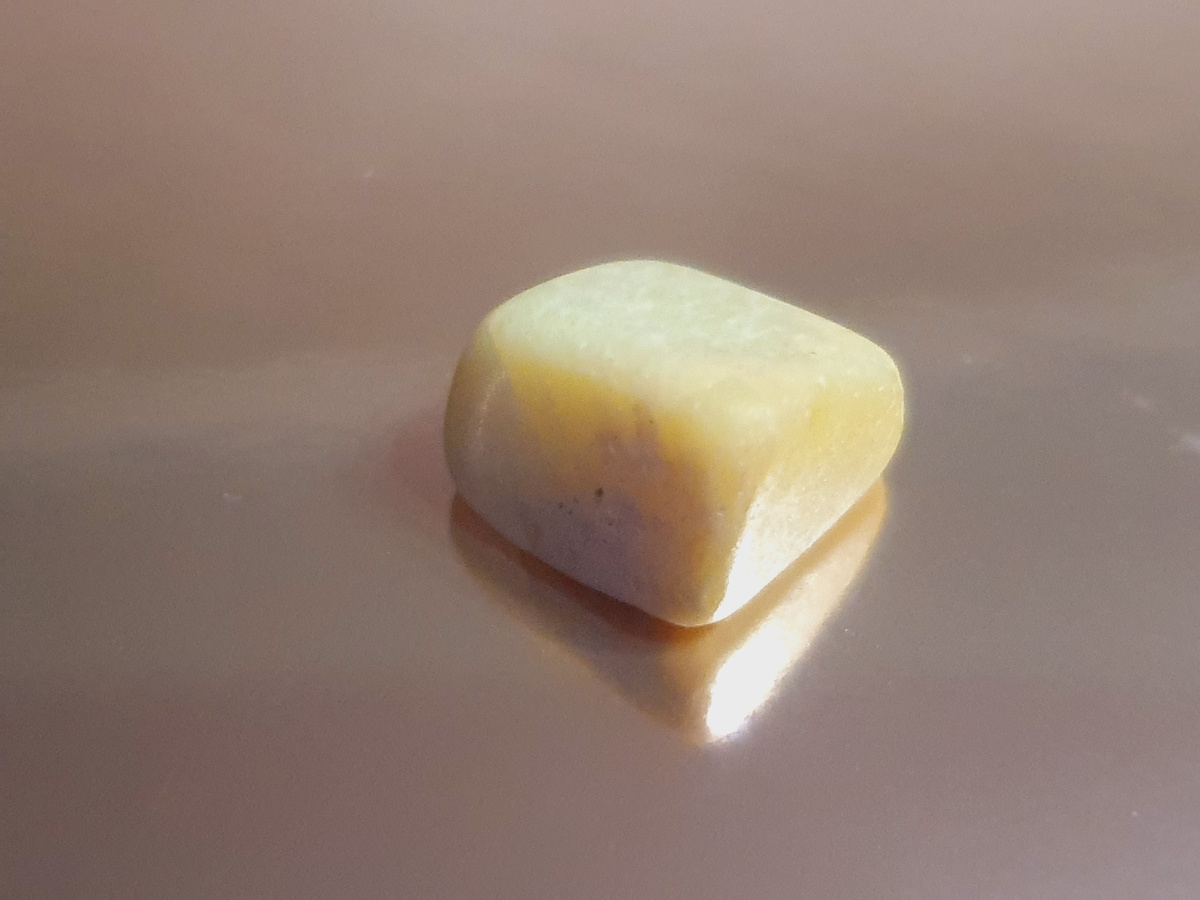 Образец цитрина поделочного качества: видна текстура камня и небольшая прозрачность (дымка). Это тот же образец, что показан выше, просто другой ракурс съемки.