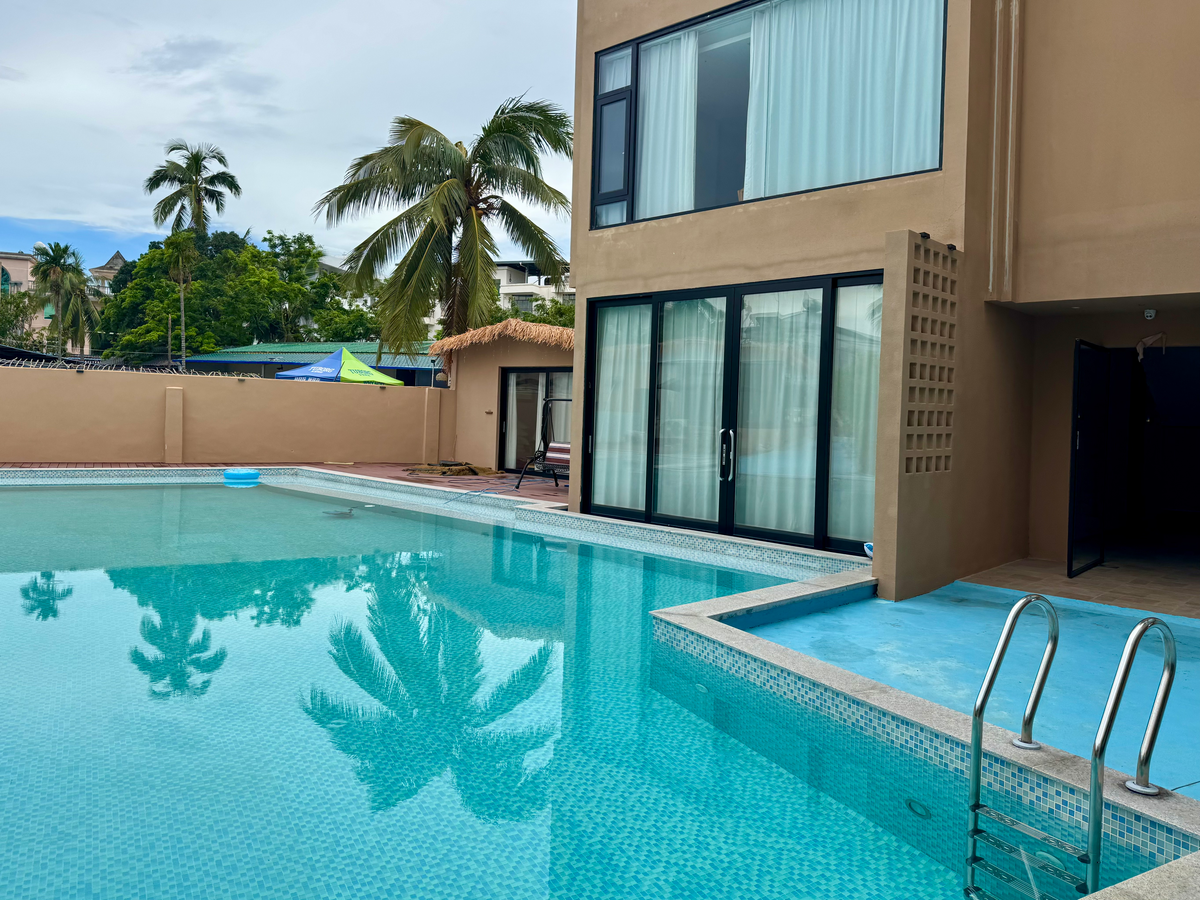 Отель Muyue Homestay около аэропорта Саньи - неплохой вариант, если ваш рейс прилетел сради ночи или улетает рано утром, чтобы выспаться, не переплачивая за номер в дорогом отеле.