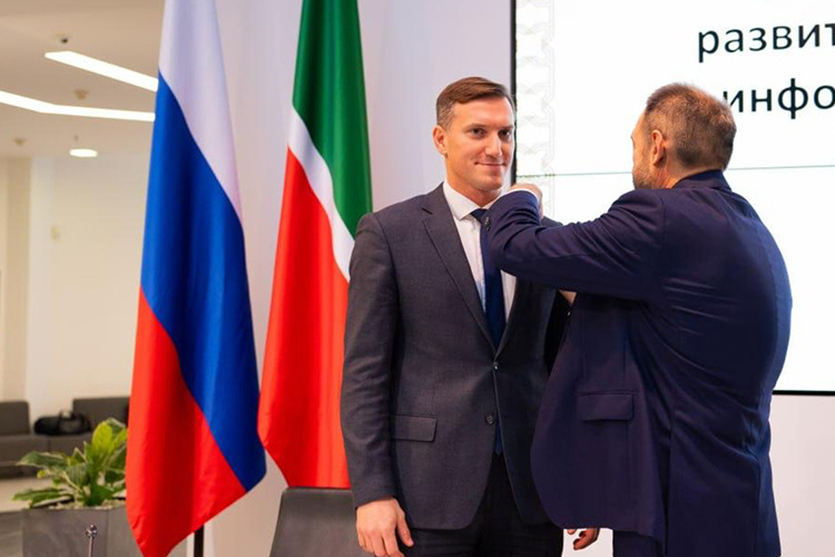    Сегодня утром в казанском IT-парке на Петербургской его официально представил коллективу премьер-министр РТ Алексей Песошин.   
Фото: digital.tatarstan.ru