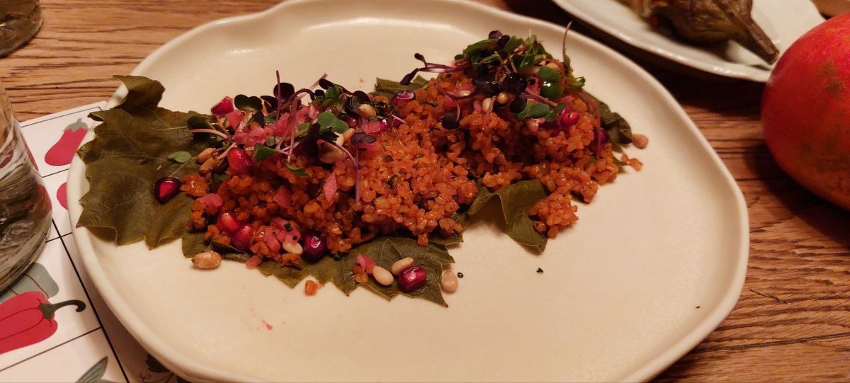 Табуле с листом винограда и маринованной редькой