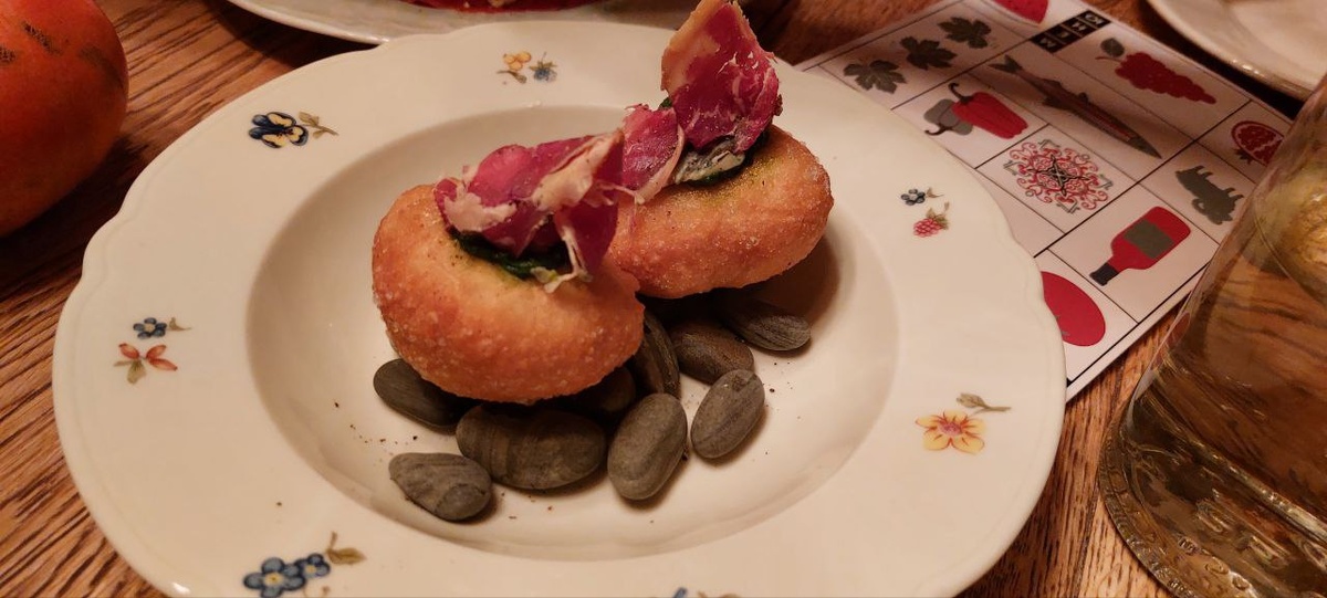 Пончик с домашним чоратаном, зеленью и соусом чимичурри 