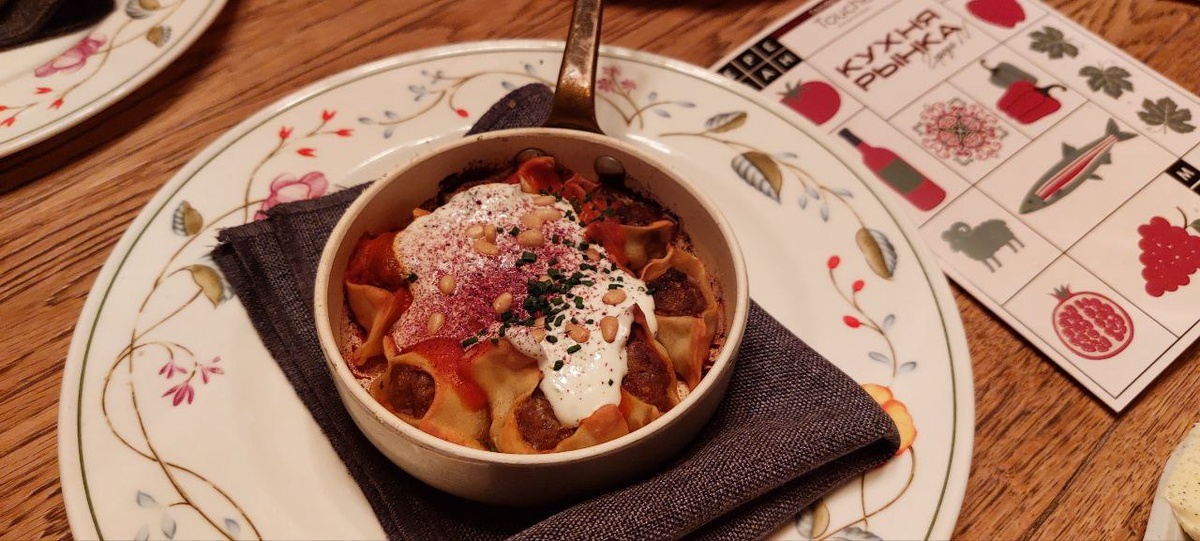 Манты с томатным соусом