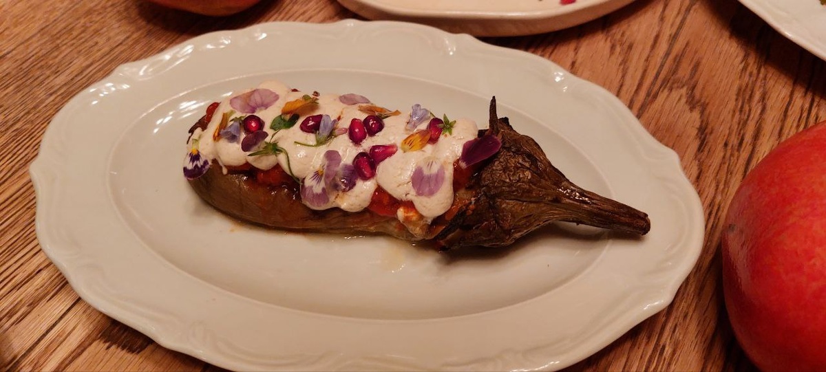 Баклажан домашний с аджикой и соусом тахина