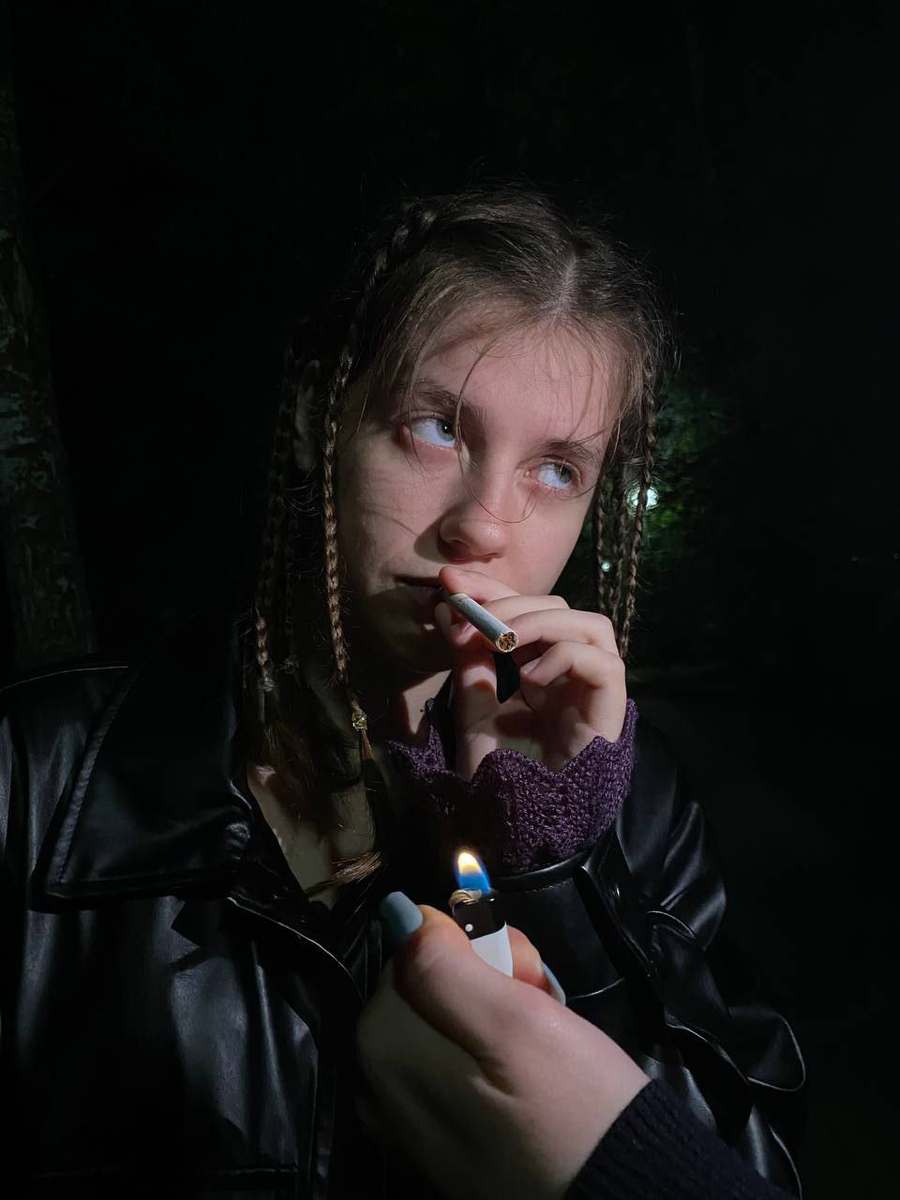 это постановка!!!!! шла в куртке подружки и нащупала в кармане сигареты. нам показалось весело сделать такое, немного провокационное фото))))