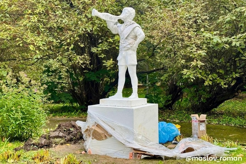    Установлены первые четыре фигуры: девочка с горном, мальчик с барабаном, девочка с книгой и мальчик-горнист