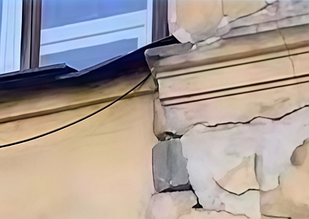    Макеевские чиновники похвастались, что выдали жителям разрушенного дома квартиру — но не пускают в неё жить