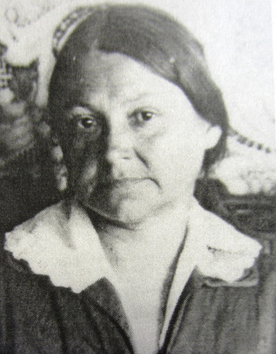 Ладынина Елена Алексеевна - бабушка А. Н. Ежова по отцовской линии 