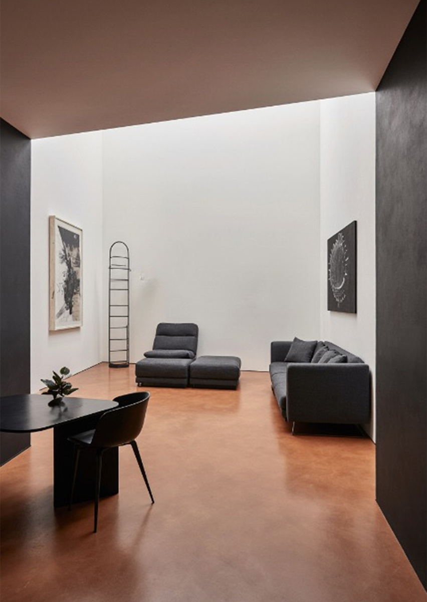 Листайте, чтобы увидеть больше примеров интерьеров с терракотовым цветом