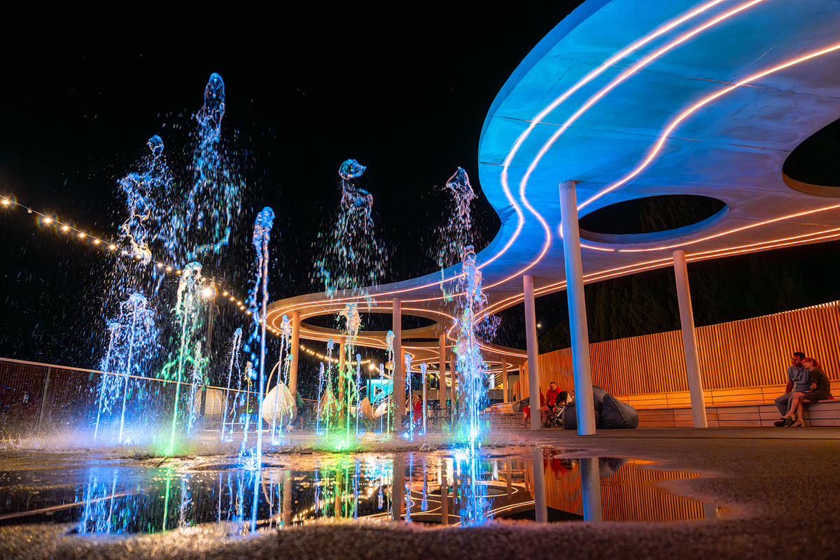 Сухой фонтан с неоновой подсветкой на пляже «Изумрудный» // Фото предоставлено отелем «Ялта-Интурист»