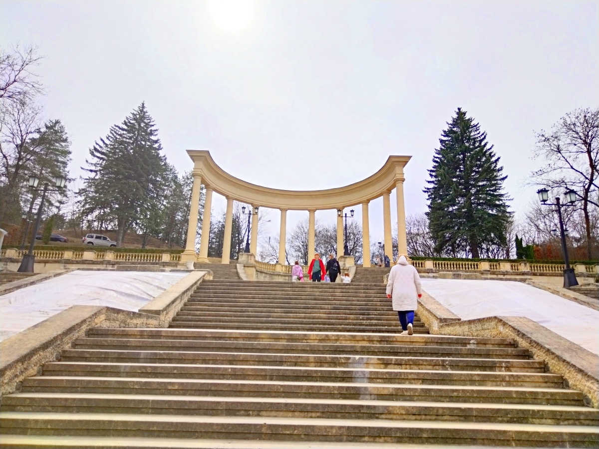 Колоннада, март, 2025