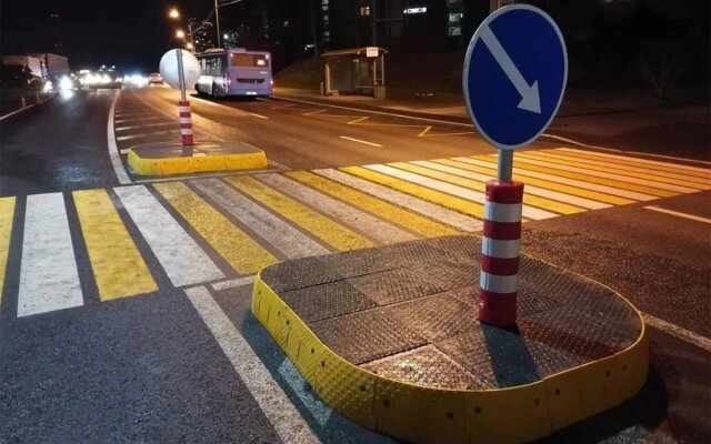 Согласно п. 1.2 ПДД, островок безопасности (ОБ) — это элемент обустройства дороги, разделяющий полосы движения (в том числе полосы для велосипедистов), а также полосы движения и трамвайные пути (Фото: ЦОДД)