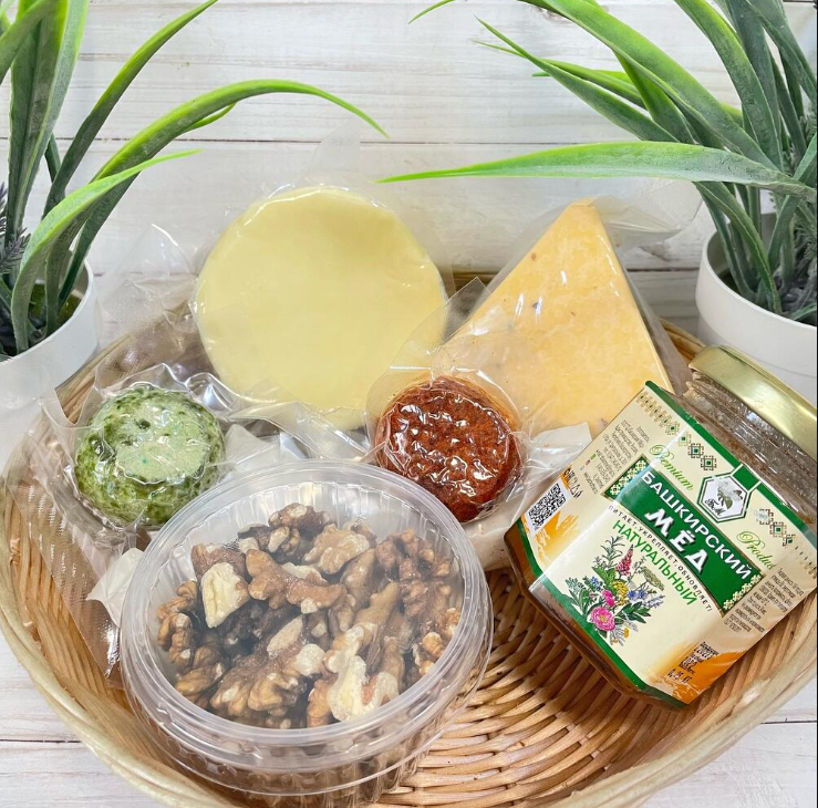 Набор с фермерскими сырами, медом и орехами, цена 1490 руб.
