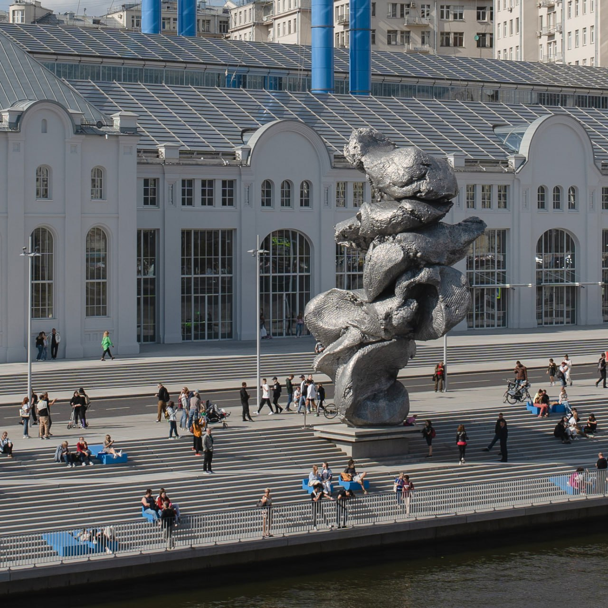 Скульптура Урса Фишера «Большая глина» в Москве перед зданием Дома культуры «ГЭС-2». Источник фото: https://t.me/vacges2 (Глеб Леонов, Вадим Штэйн)