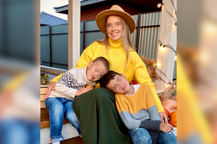 Зарина со своими сыновьями: слева 5-летний, справа - 12-летний