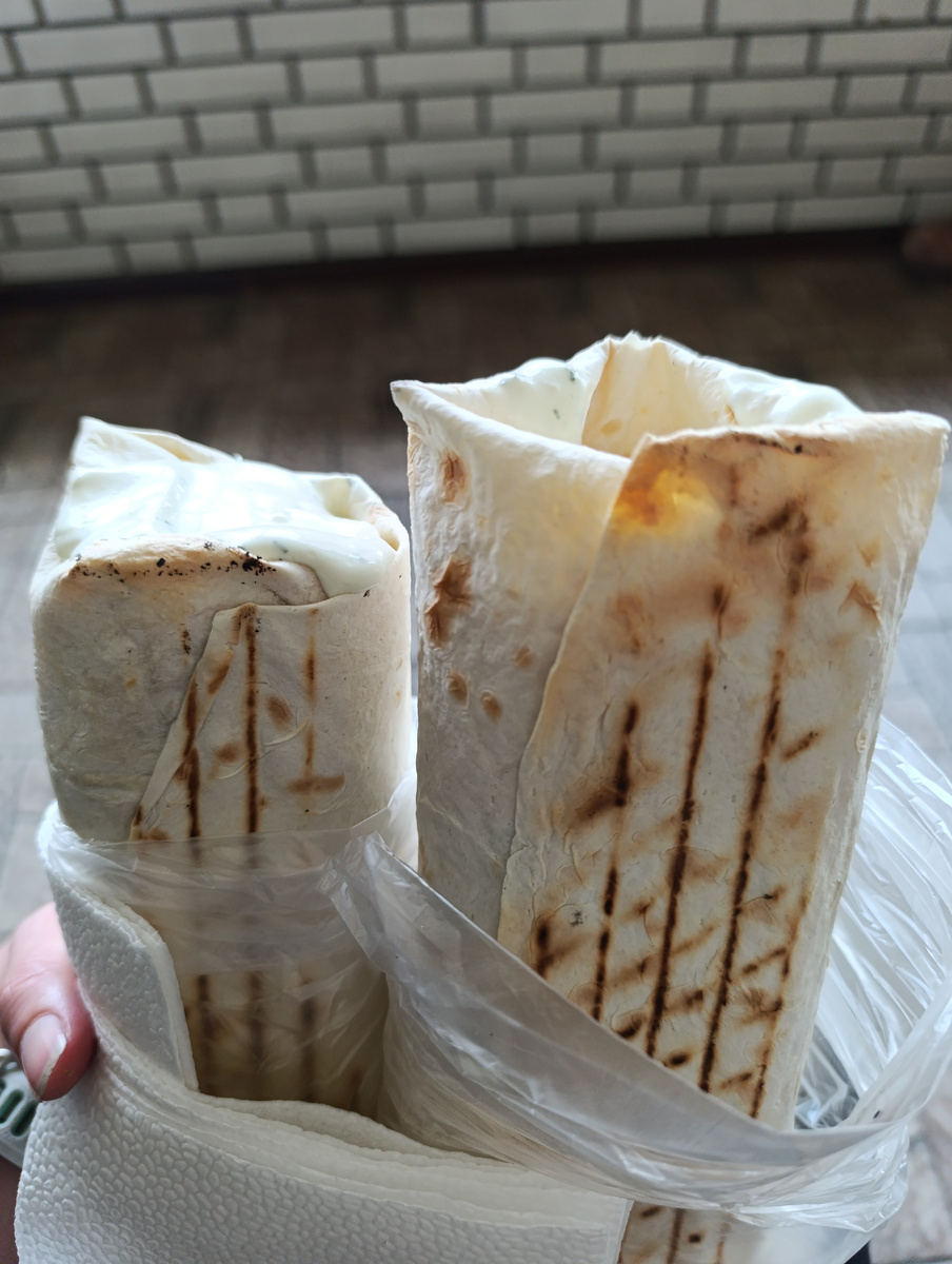 Цена одна, а размер шавермы разный...