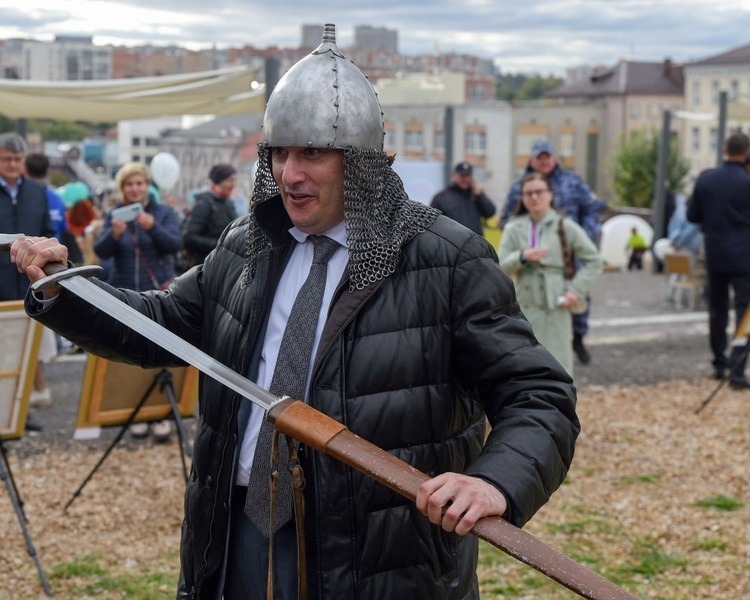     День города на Полугоре: дегустации, рыцарские бои и показ мод