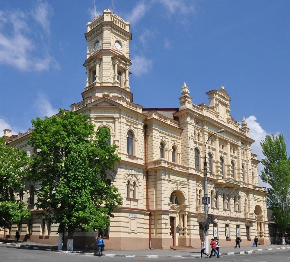 Величественное здание бывшей городской думы по праву считается одной из визитных карточек Херсона. Источник: artmuseum.ks.ua