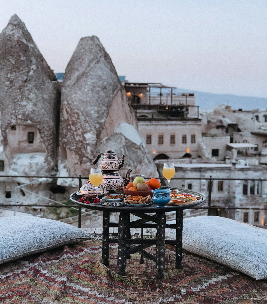 Осенью поток туристов идёт на спад, а потому цены на отели начинаются снижаться. Фото: Rehina Sultanova / Unsplash
