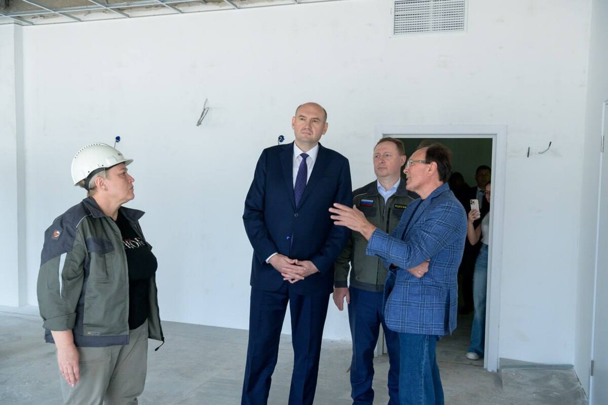     Евгений Солнцев проконтролировал строительство крупнейшей школы в Оренбуржье Оренбуржье
📷    Евгений Солнцев проконтролировал строительство крупнейшей школы в Оренбуржье Оренбуржье
