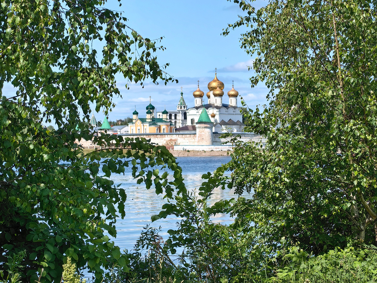 Вид с набережной на Ипатьевский монастырь