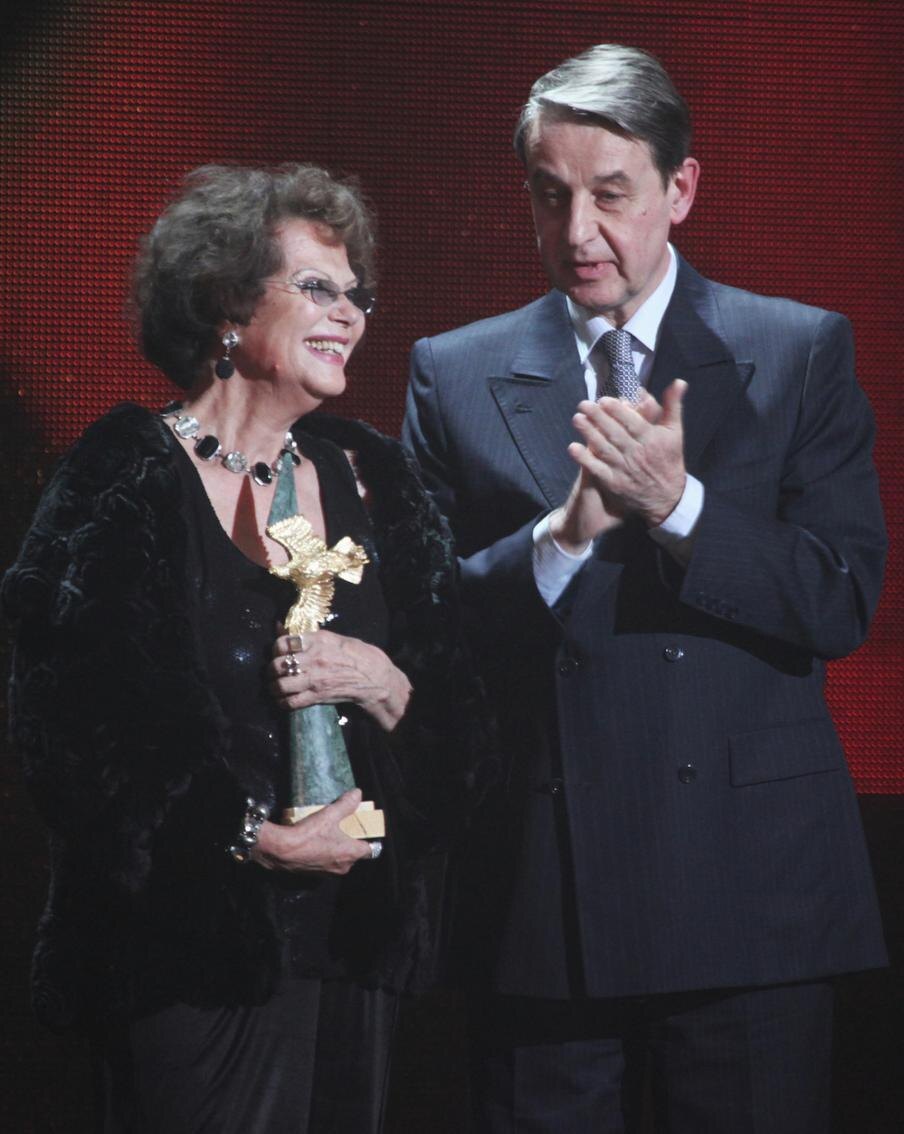 В 2011 году Клаудия Кардинале получила приз "Золотой орёл" за выдающийся вклад в мировой кинематограф во время IX церемонии вручения премии "Золотой орел". Приз вручал министр культуры РФ Александр Авдеев. Екатерина Чеснокова / © РИА "Новости"