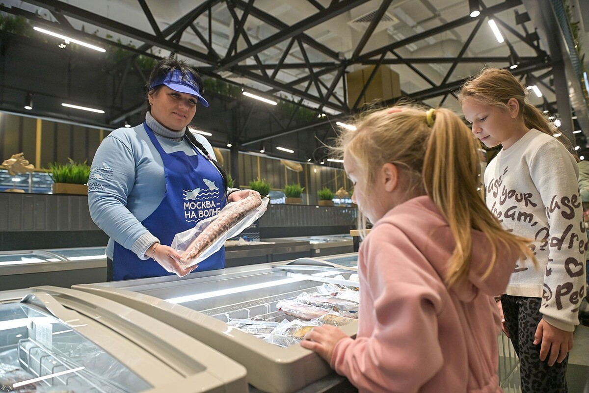    Свежая речная рыба на рынках "Москва - на волне"