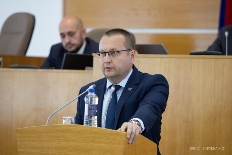    За пять лет жилищные условия улучшили более 2 100 человек. Об этом депутатам регионального Заксобрания сообщил замгубернатора Антон Стрижов.