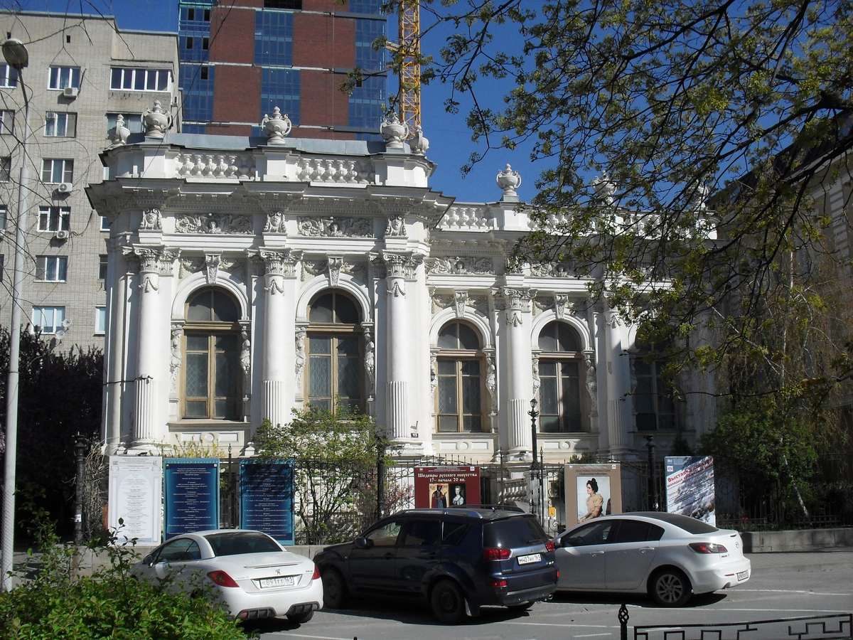 Фото одного из старинных особняков на Пушкинской улице с ажурными балконами