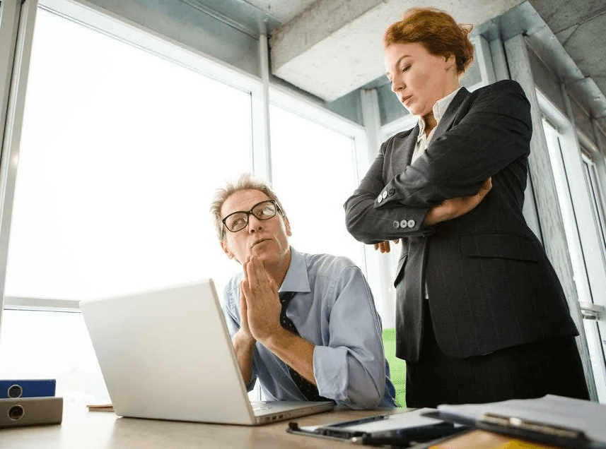    Харассмент — это форма нежелательного поведения, при которой один человек систематически оказывает давление на другого и злоупотребляет властью. Источник изображения: dzen.ru