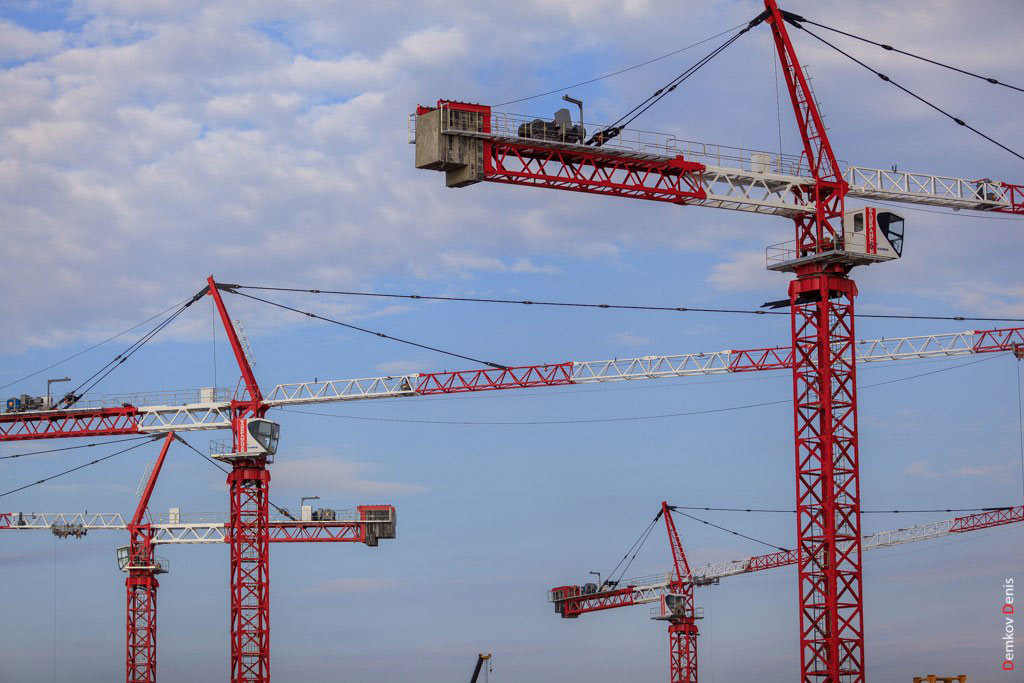    Строительные краны в Ростове //Фото: Денис Демков