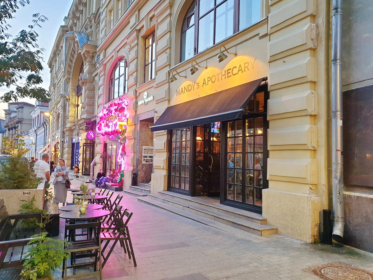 Вход в ресторан-бар-паб Mandy's Apothecary