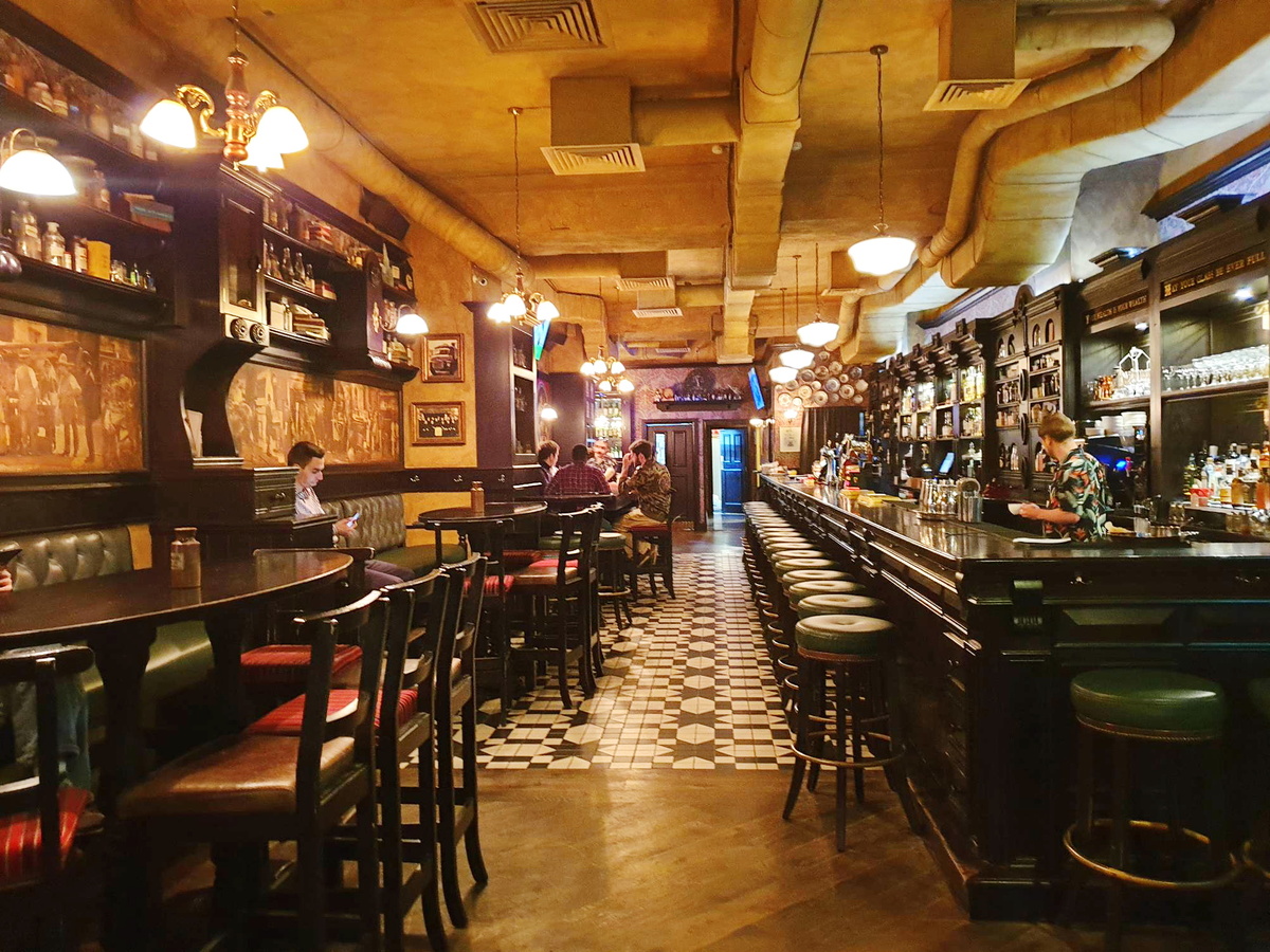 Общий вид зала Вход в ресторана-паба Mandy's Apothecary