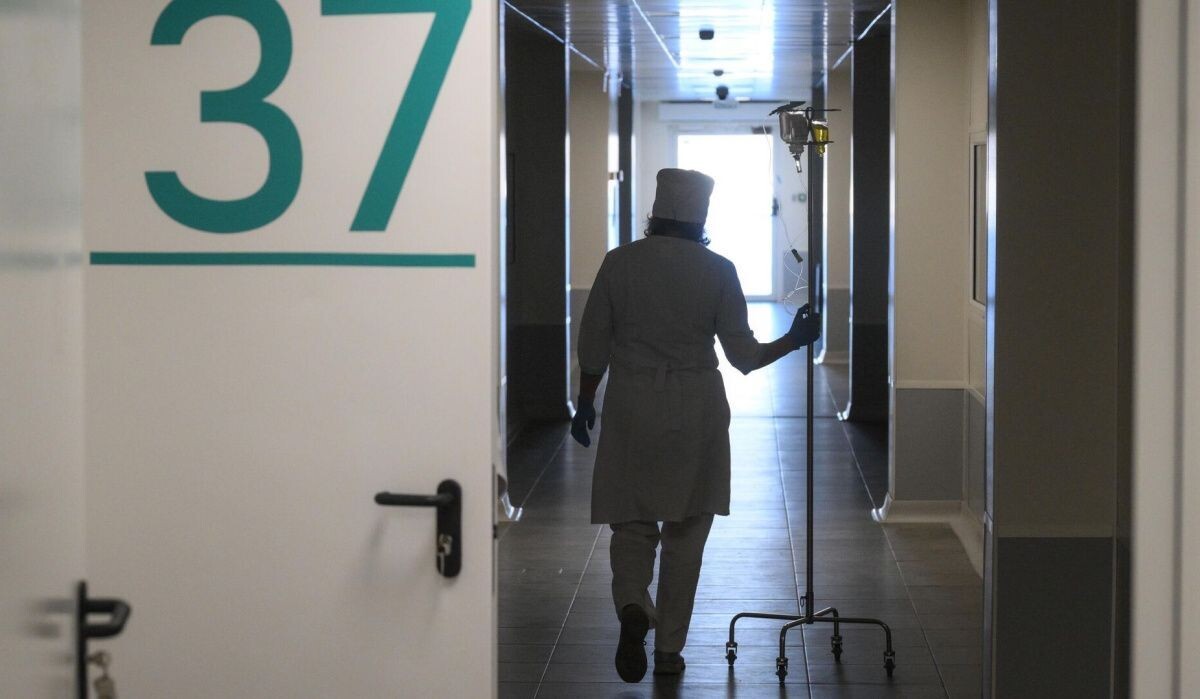     Медицинский работник в больнице. Источник: © РИА Новости Автор фото: Александр Кряжев