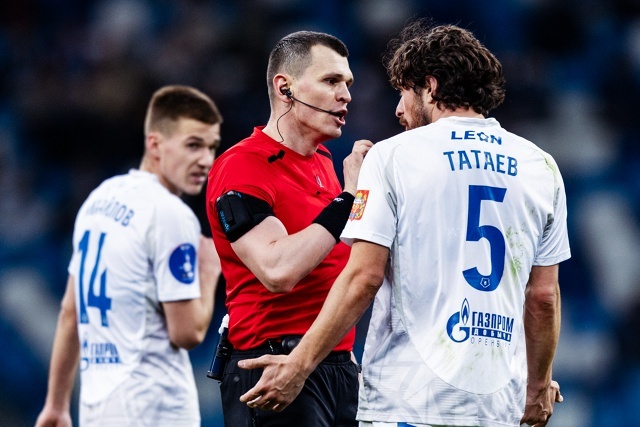   Рафаэль Шафеев выделяется строгостью к футболистам, не стесняется раздавать карточки