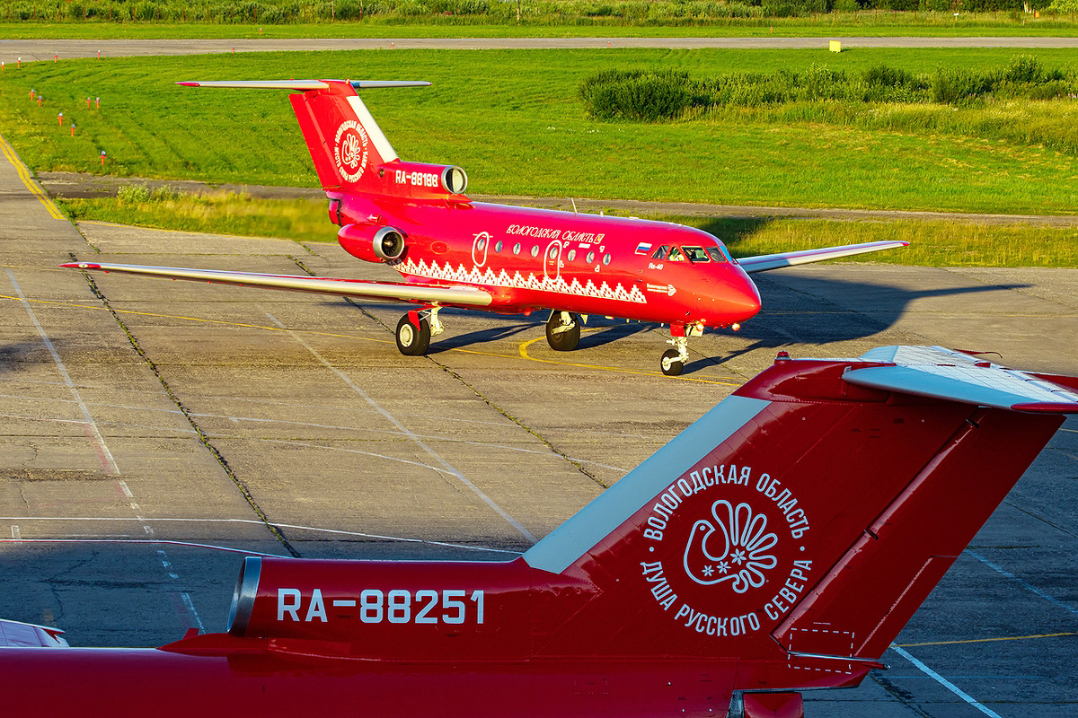 Вечерний рейс из Москвы на Як-40 (RA-88188) заруливает на перрон