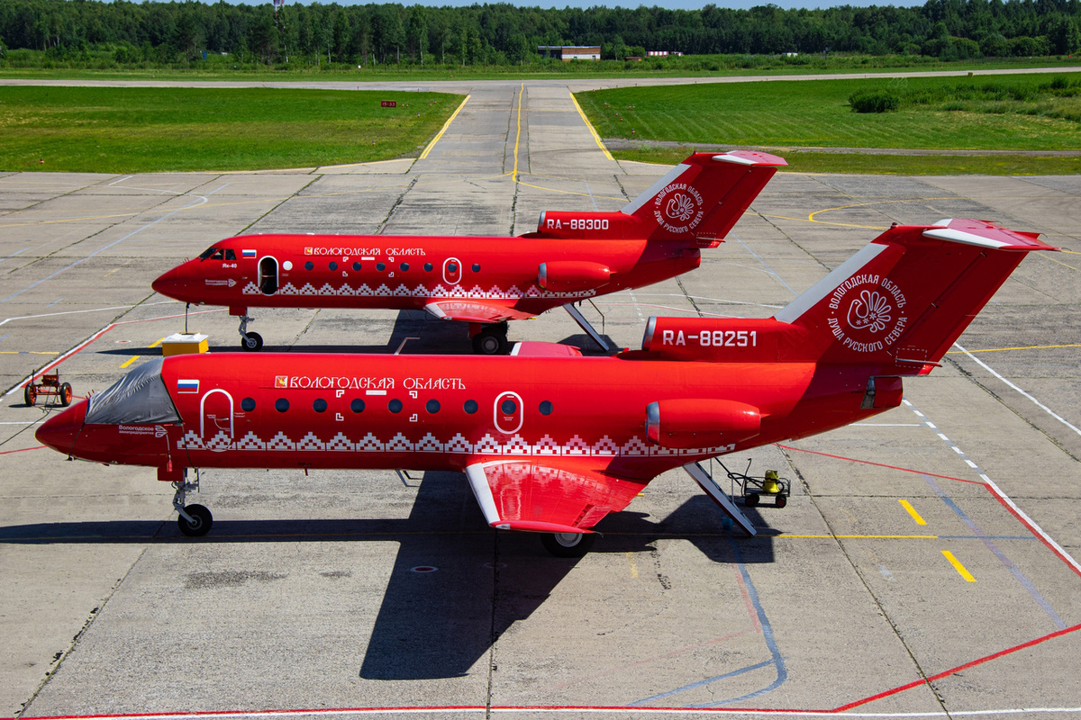 Як-40К (RA-88300) и Як-40К (RA-88251)