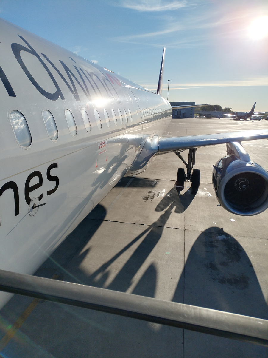 До встречи, Петербург! Это я  с трапа самолёта в Пулково сфотографировала