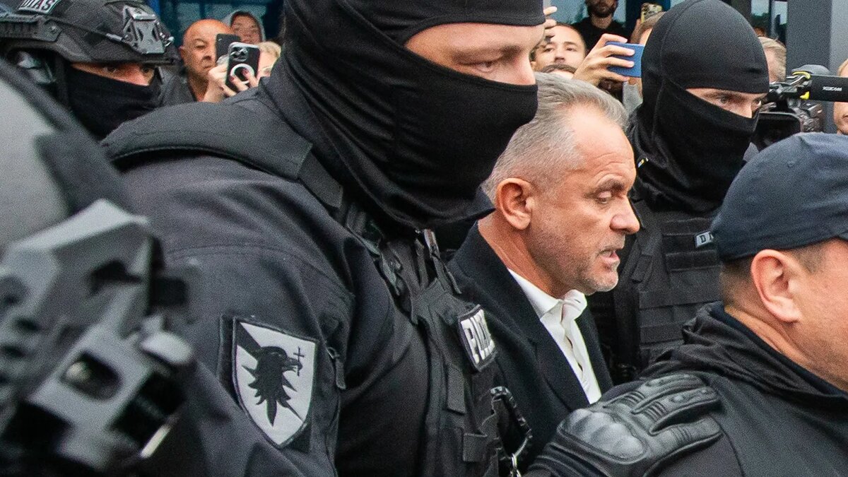   Dumitru Doru / EPA / TASS- Бывший лидер Демократической партии Молдовы (ДПМ) Владимир Плахотнюк в центре)