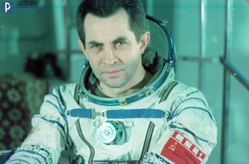 Летчик-космонавт СССР, бортинженер советско-французского экипажа КК "Союз Т-6" А.С. Иванченков. Звездный городок, апрель 1982 г. Автор съемки А. Пушкарев. РГАНТД. Арх. № 1-3624 цв.