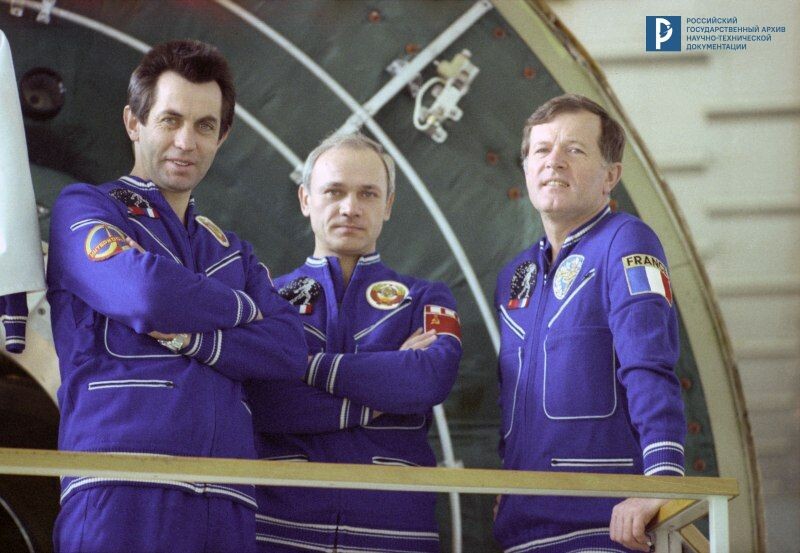 Международный советско-французский экипаж корабля "Союз Т-6": космонавты В.А. Джанибеков, А.С. Иванченков и Ж.-Л. Кретьен. РГАНТД. Арх. № 0-4038 цв.
