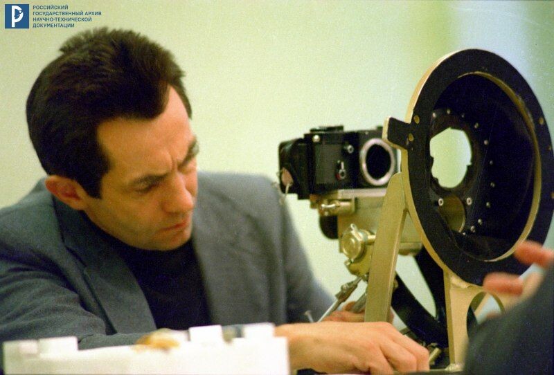 Член международного советско-французского экипажа «Союз Т-6» космонавт А.С. Иванченков за работой с фотокамерой "Пирамиг" в период подготовки к полету, октябрь 1981 г. РГАНТД. Арх. № 0-1255 цв.