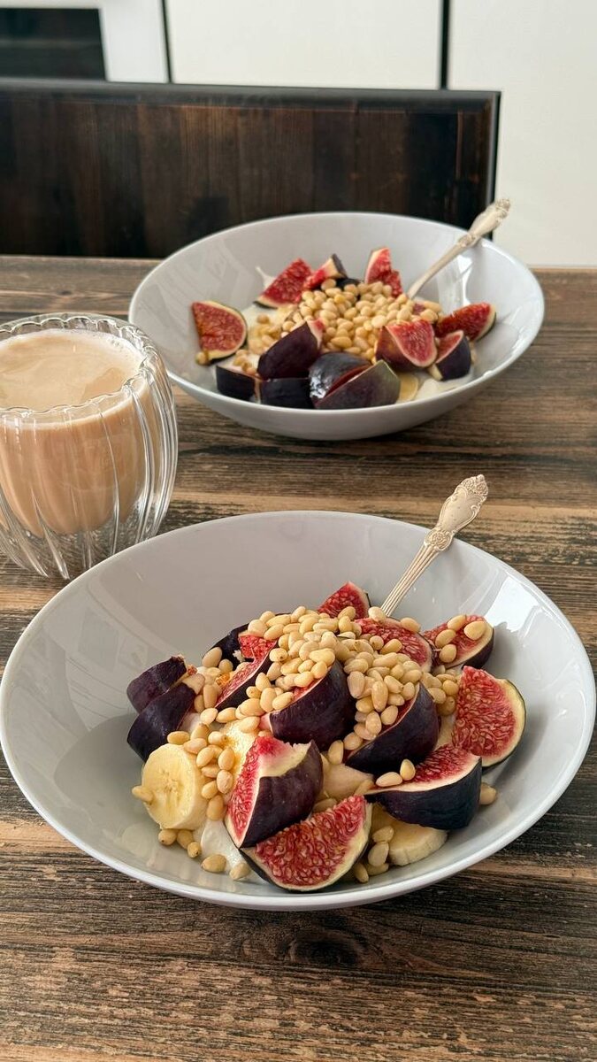 Тут йогурт, банан, инжир и кедровые орехи