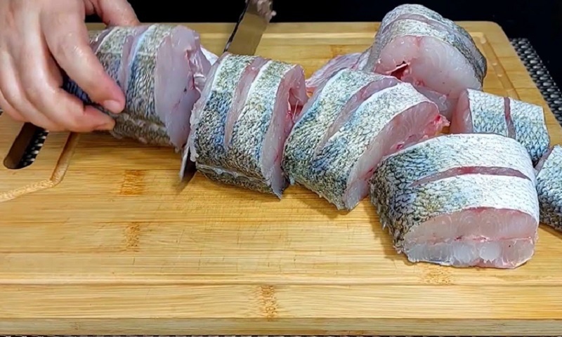 Рыба с хрустящей корочкой без масла и запаха: неожиданный способ жарки для современной кухни