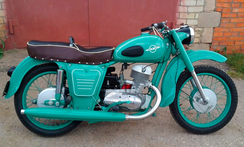 ИЖ Планета-1 (1962–1966)

· Особенности: Первая модель в серии. Во многом унифицирована с более спортивной ИЖ Юпитер.
· Внешность: Классический вид с большой бак-рамой, на которой крепится бензобак.
· Двигатель: 346 см³, 13 л.с.
· Ключевое: Простая и ремонтопригодная конструкция, положившая начало всей линейке.