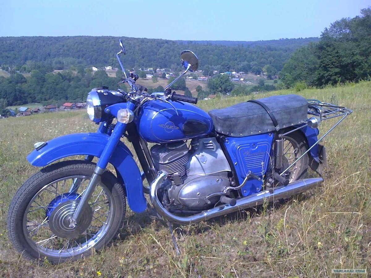 ИЖ Планета-2 (1965–1971)

· Особенности: Эволюционное развитие. Появилась подвеска заднего колеса маятникового типа (на Планете-1 была свечная), что улучшило комфорт.
· Внешность: Более массивные щитки крыльев, измененная форма седла.
· Двигатель: 346 см³, 14 л.с. (незначительное увеличение мощности).
· Ключевое: Повышенная комфортность по сравнению с предшественником.